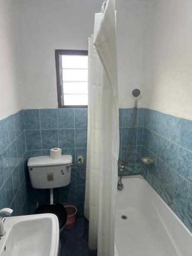 un bagno con vasca, WC e lavandino di Commander's Longterm Hotel a Achimota