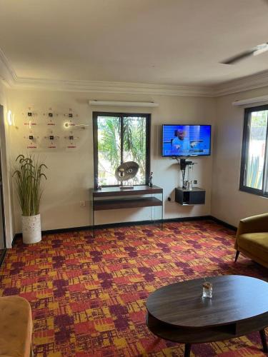 Televiisor ja/või meelelahutuskeskus majutusasutuses Commander's Longterm Hotel