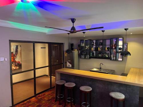 Saló o bar de Commander's Longterm Hotel