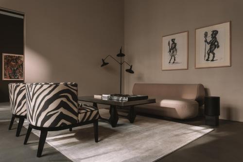 a living room with a couch and a table and a chair at Stadtflucht Homes in Berlin