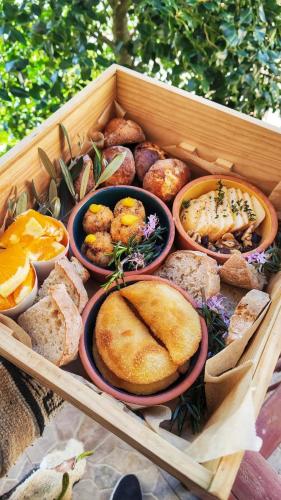 a wooden box filled with different types of food at Canto do Zêzere, Sertã, Dornes, Castelo do Bode in Cernache do Bonjardim
