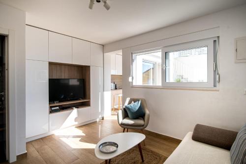 ADRIATIC ABOVE APARTMENT by DuHomes