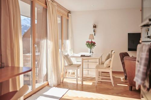 Alpine Hideaway Front-Row Jungfrau Views