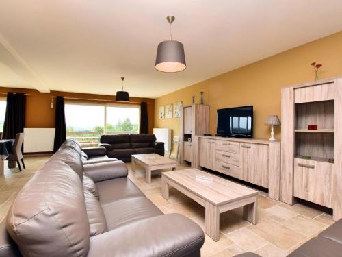 Μια τηλεόραση ή/και κέντρο ψυχαγωγίας στο Holiday Home in Hastière with Meuse Valley Views