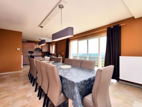 Η κουζίνα ή μικρή κουζίνα στο Holiday Home in Hastière with Meuse Valley Views