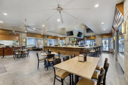 a restaurant with tables and chairs and a bar at Hilton Vacation Club Cancun Resort Las Vegas in Las Vegas