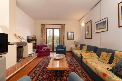 a living room with a couch and a table at Valdichiana Panorama Villa - Private Pool in Marciano