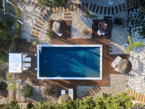 an overhead view of a swimming pool in a backyard at Kabaceira Glamping in Atalaia