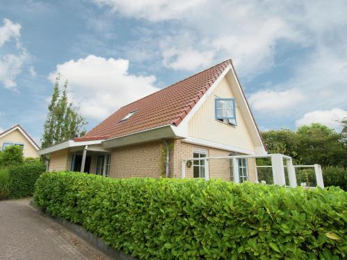 スコールルにあるHoliday Home in Schoorl with Fencedの箪笥の家