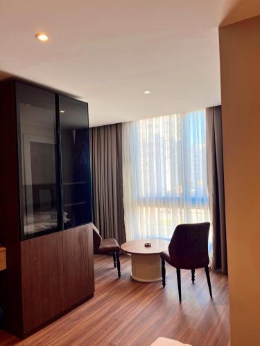 a hotel room with a table and a chair at Palmero Butik Otel in Çiftlikköy