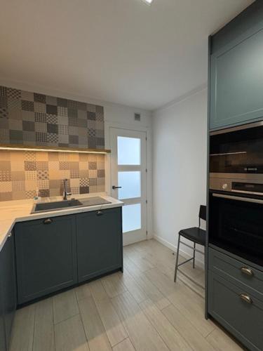 a kitchen with a sink and a stove at Dalí City Apartamento in Figueres
