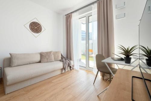 Bright Apartment with Parking & Garden by Noclegi Renters