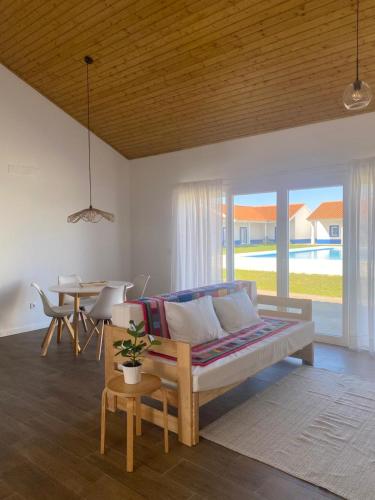 a bedroom with a bed and a dining room with a table at Serras d'Sal in Alcochete