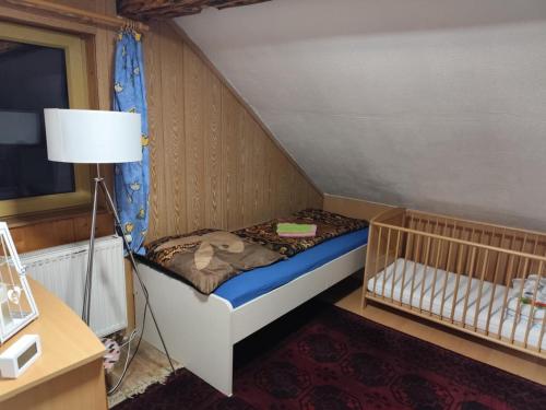 a small room with a bunk bed and a lamp at ANEMA Ferienwohnung in Bayerisch Eisenstein