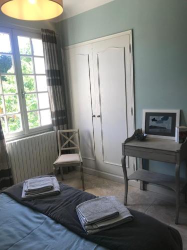 une chambre avec un lit, une table et un bureau dans l'établissement Les Esperelles, à Lagnes