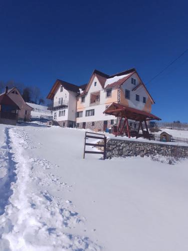 Foto de la galeria de Casa din deal a Fundăţica