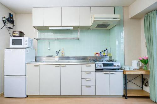2th floor with elevator 3min walk from Koma Gome on the Yamanote Line 2 rooms and 1 living room, maximum 8 people, direct access to Shinjuku, Ueno, Akihabara, Ginza, Tokyo Ikebukuro, Shinjuku, Shibuya