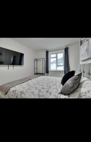 a bedroom with a large bed and a window at Flat in Portsmouth in Portsmouth