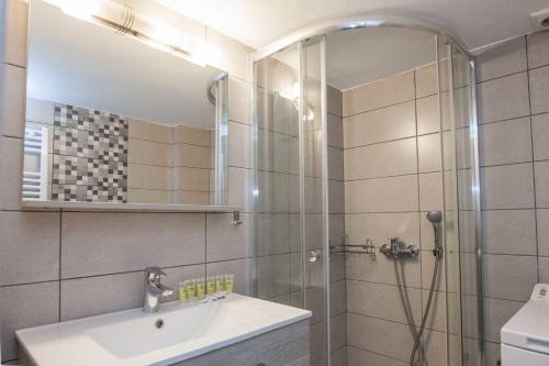 Trendy Cozy 2 Bd Apt in Panormou Metro Station