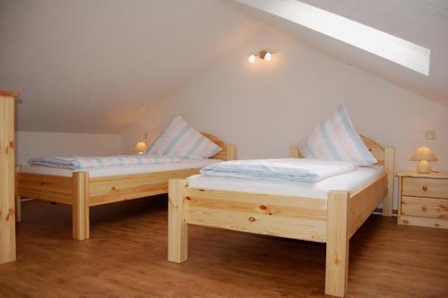 two twin beds in a room with a attic at Hus an de Küst 02 in Ahrenshoop