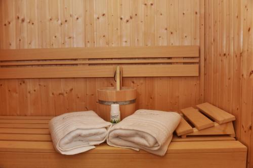 a sauna with two towels and a candle in it at Boddenkieker in Born