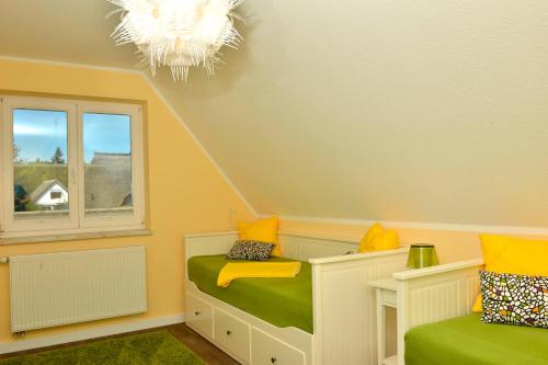 a childs room with two beds and a window at Schipperhus in Born