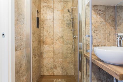 a bathroom with a sink and a shower at Sunny Vibes Monopoli in Monopoli