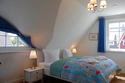 a bedroom with a bed and a window at Min Droom in Wustrow