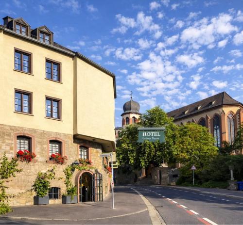 ein Straßenschild vor einem Gebäude in der Unterkunft Hotel Grüner Baum in Würzburg