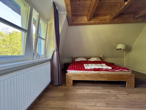 a bedroom with a bed and a window at Malergarten 05 in Ahrenshoop