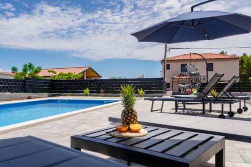 Holiday house Radovic with pool