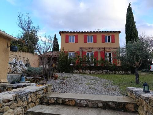 une maison avec un mur de pierre et une cour dans l'établissement La bastide, à Artignosc-sur-Verdon