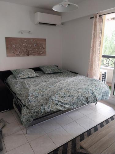 a bedroom with a bed in a room at Menton 1 in Menton