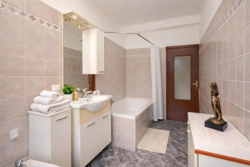 a bathroom with a sink and a toilet and a tub at Casa Curti 1 in Sorico