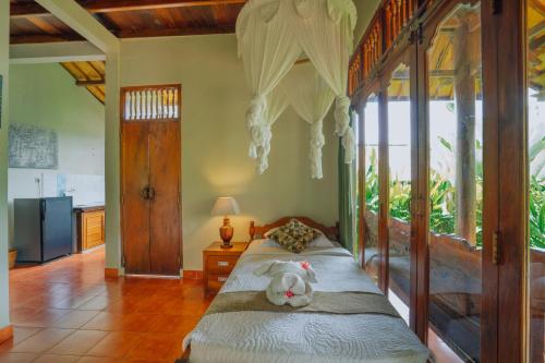 a bedroom with a bed with a teddy bear on it at Unik Cottage in Sidemen