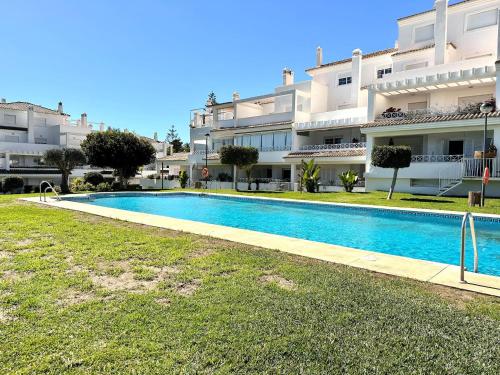 Moderno apartamento con preciosas vistas al mar en urbanización con piscina - Rio Real 11 2G