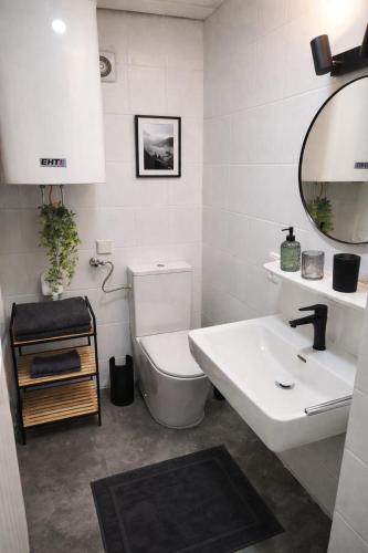 Urban Hideaway - Stylish Downtown Apartment
