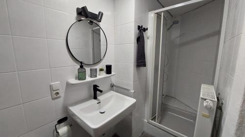 Urban Hideaway - Stylish Downtown Apartment