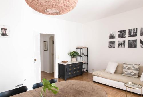 ein Wohnzimmer mit Sofa und Tisch in der Unterkunft TRACES Lagos in Lagos