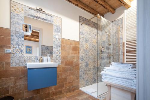 a bathroom with a shower and a sink at B&B Basta Bussare in Chioggia