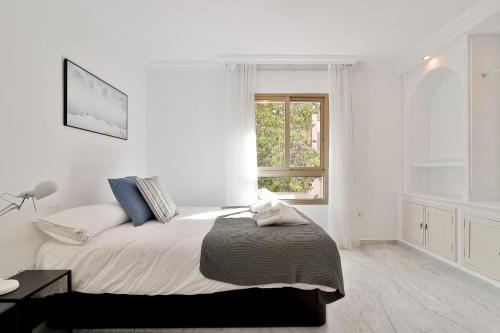 C09 Roomy Luminous 5 Bedroom in Town