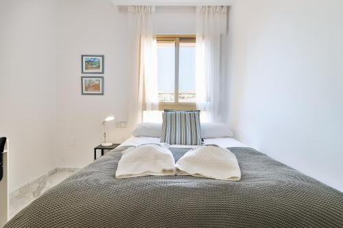 C09 Roomy Luminous 5 Bedroom in Town