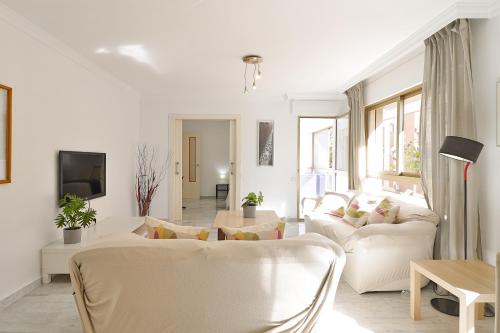 C09 Roomy Luminous 5 Bedroom in Town