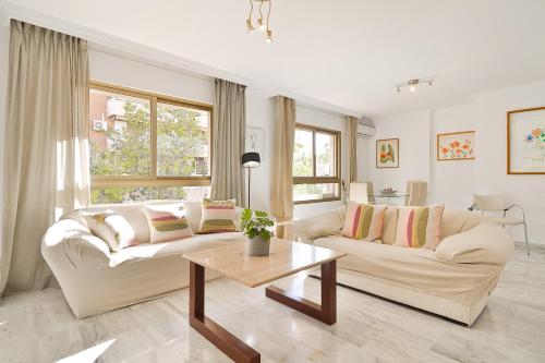C09 Roomy Luminous 5 Bedroom in Town