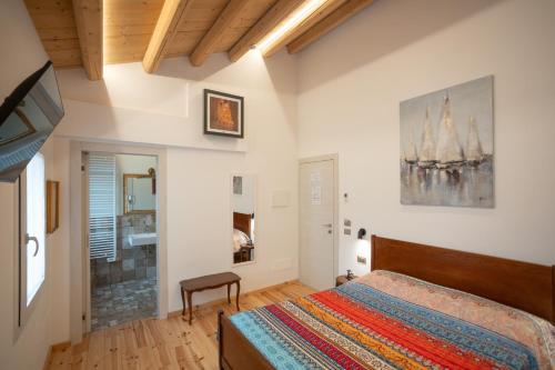 a bedroom with a bed and a tv in a room at B&B Basta Bussare in Chioggia