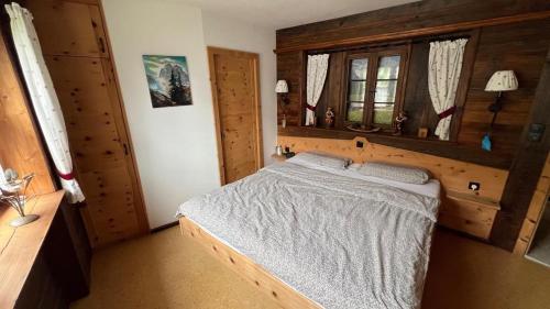 a bedroom with a bed in a wooden room at Tirol Stay in Ebbs