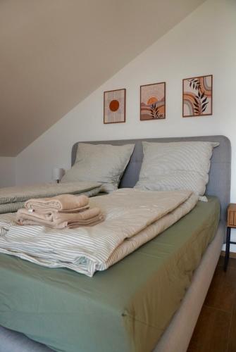 a bed with towels on it in a room at Gipfelblick Weißenbacher in Übersee