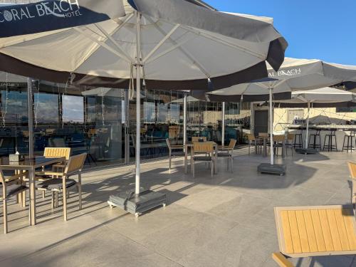 Coral Beach Hotel & Spa — Patio