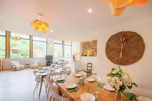 a dining room with a large table and chairs at Retraites & Séminaires, Spa, La Ressource Malix 19 personnes in Tenay