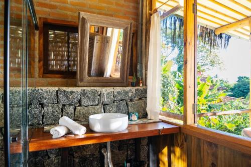 a bathroom with a sink and a window at Casas D'Água Doce - Casa Amora in Ilhabela